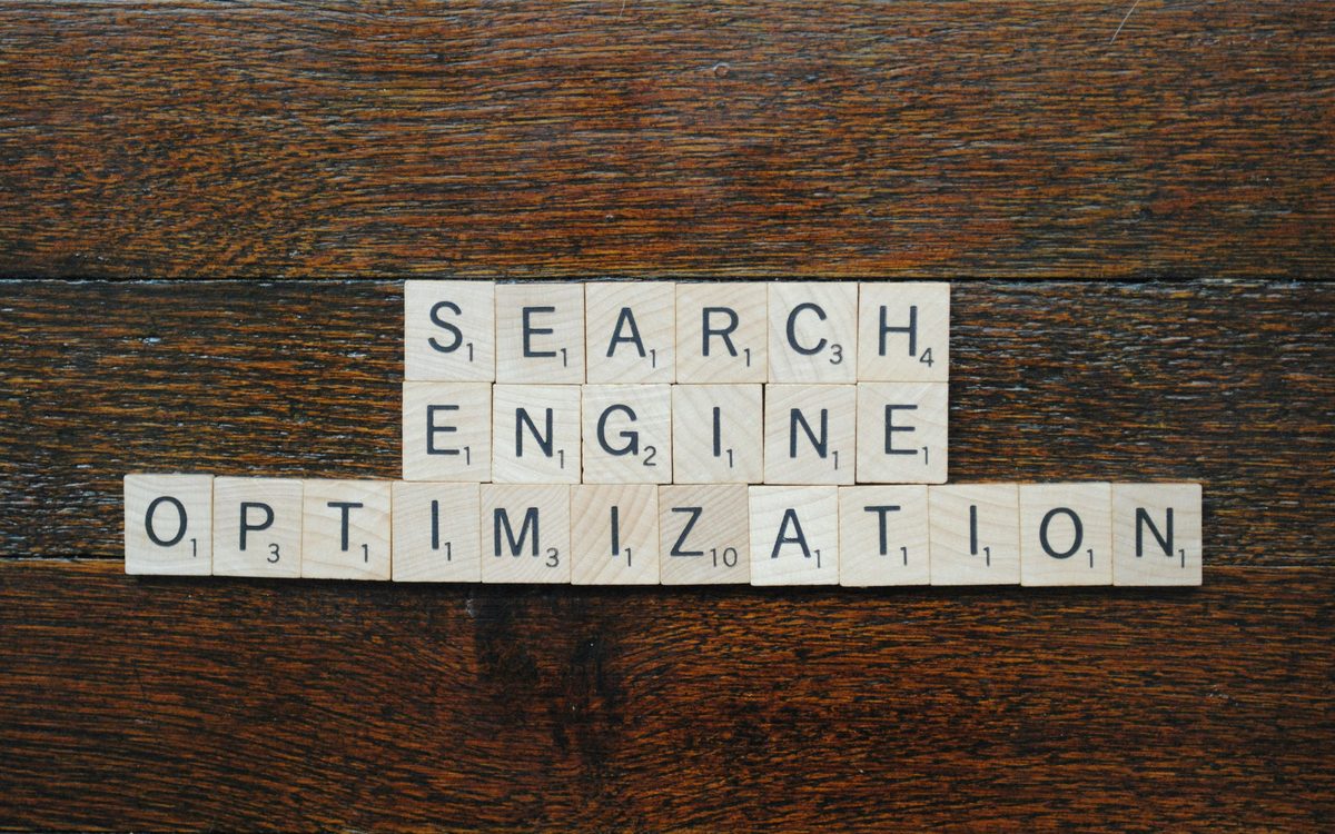 אותיות עץ שיוצרות את המילים Search Engine Optimization